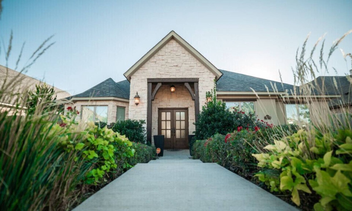 Amarillo House | Heaven on Banks