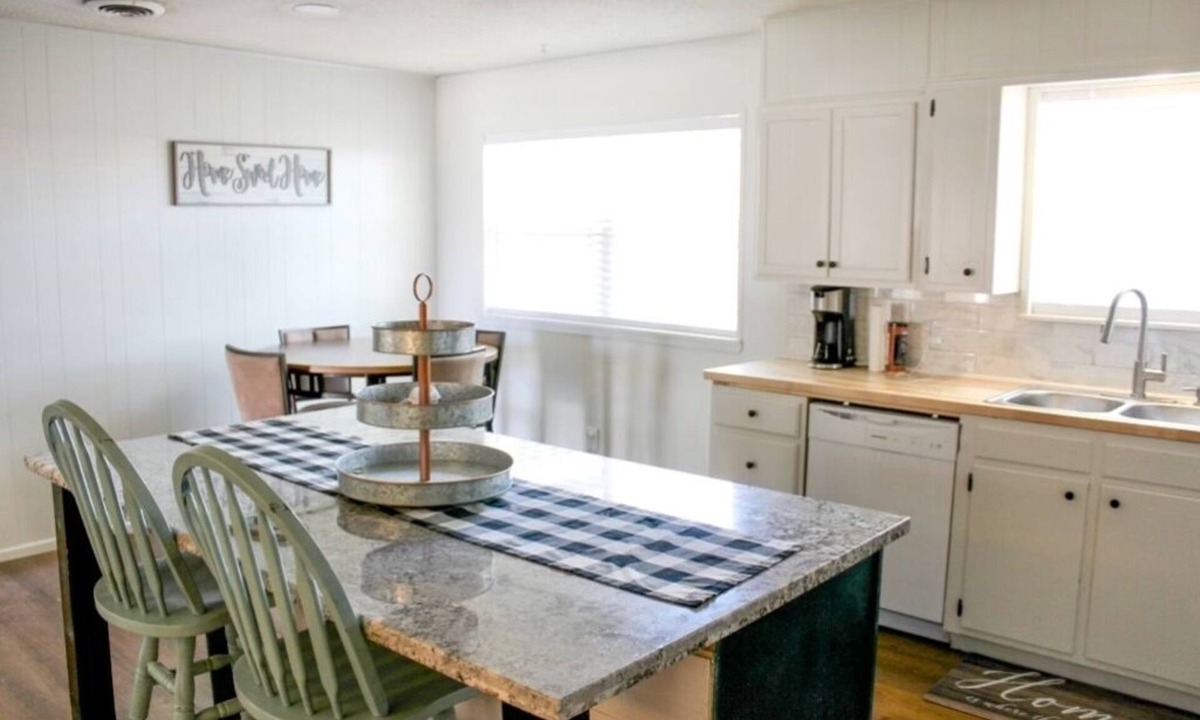 Bowie House | High Plains Hideaway-Cozy and convenient to TTU, LCU, Medical District and more!