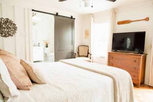 Fairhope Apartment | Historic Garden Suite Walk to Bay and Downtown - Suite Two