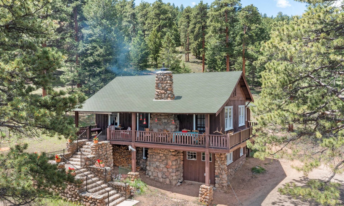 YMCA of the Rockies Cottage | Historic Griggs Cottage Built 1914. 5 min walk to YMCA & Stables. 3 mi to RMNP.