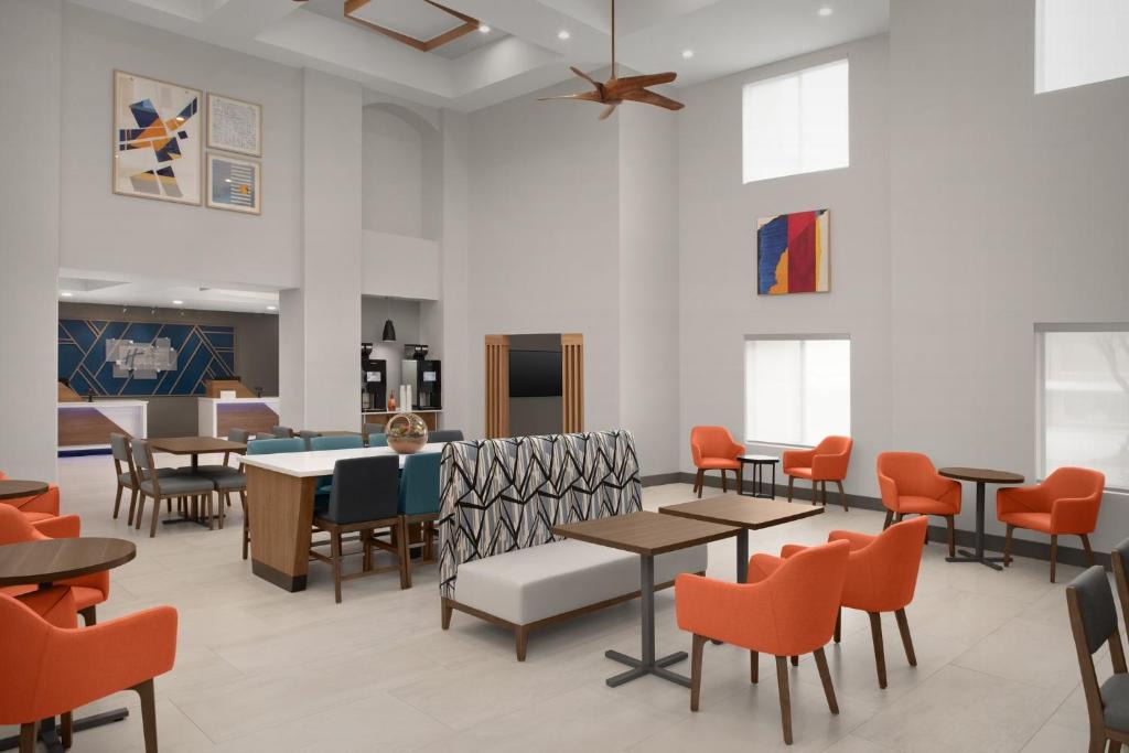 Hurst Hotel | Holiday Inn Express Hotel & Suites DFW West - Hurst by IHG