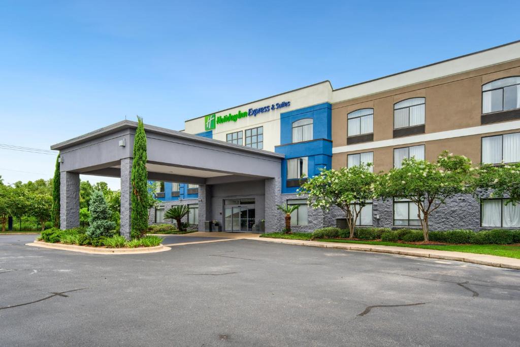 College Park Hotel | Holiday Inn Express & Suites - Mobile - I-65 by IHG