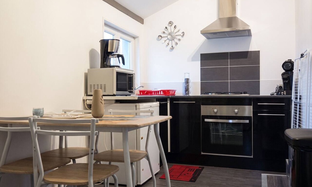 Vierville-sur-Mer Apartment | Homerez - Studio in Vierville-sur-Mer