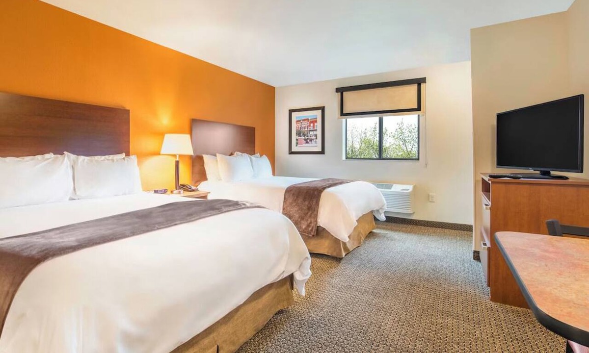 Rapid City Hotel | Homey Stay with Kitchen Near Dinosaur Park and Reptile Gardens! Pets Allowed!