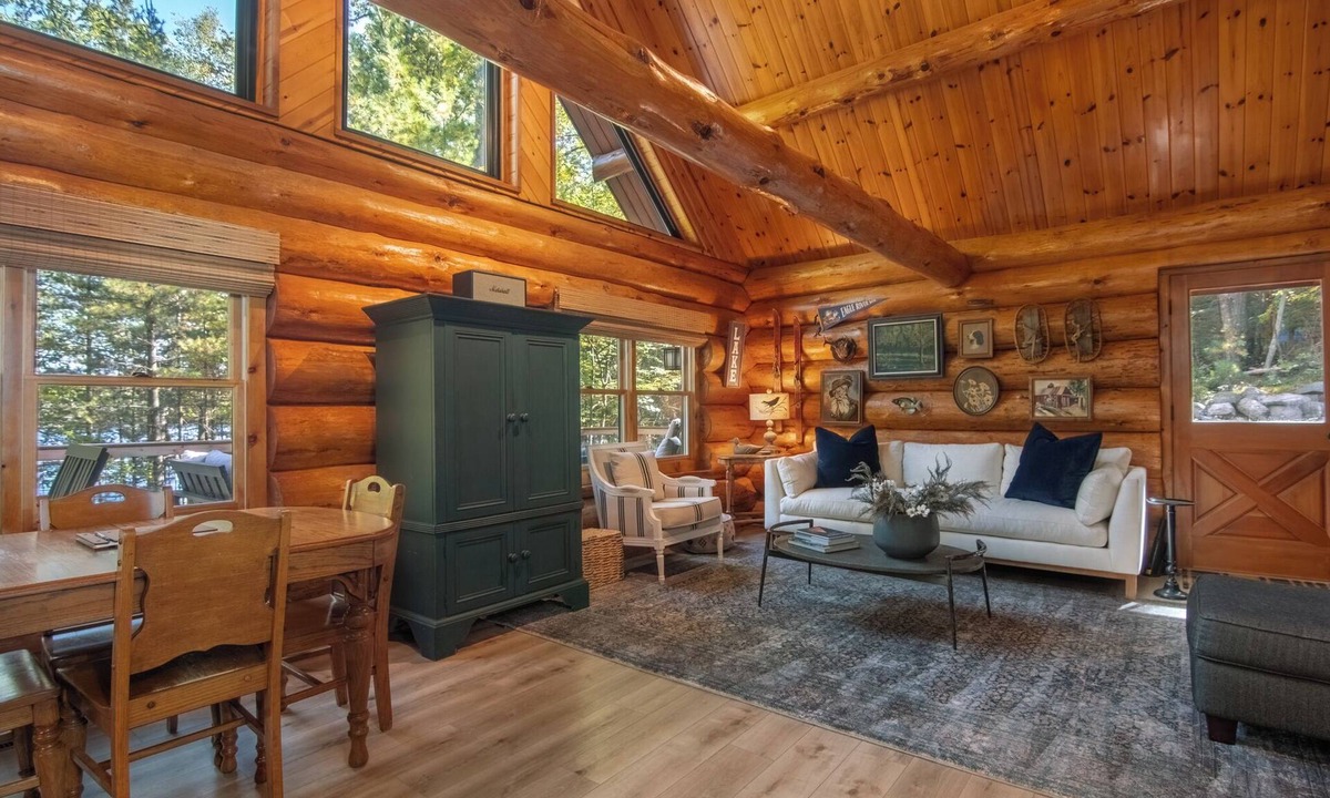 Eagle River Cabin | Hot Tub Waterfront King Beds Fast WiFi Cozy Log Cabin in Eagle River