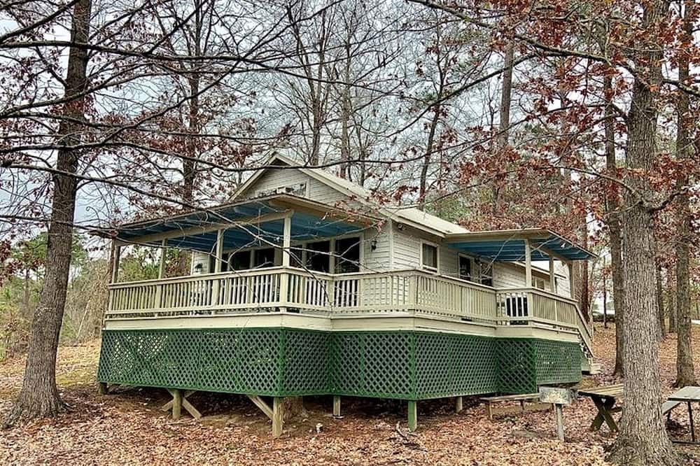 Zwolle Cabin | Inviting Lakefront Cabin with Boat Launch near Zwolle, Louisiana