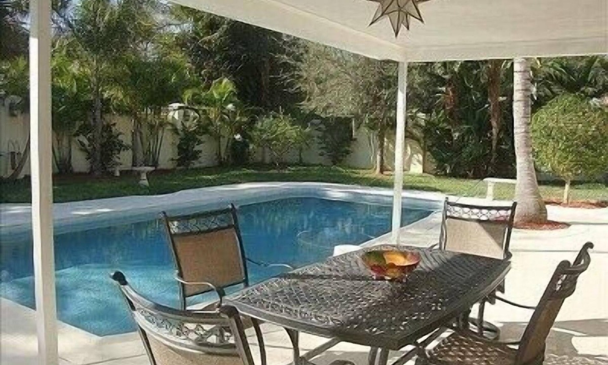 Central Beach House | Island Living, Within Walking Distance To Beach Restaraunts Shops Parks Marina