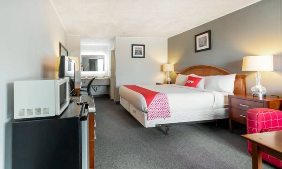Jennings Hotel | Jennings Gem: King Bed, Quiet AC, Free Coffee/Tea in Lobby, Walk to Local Spots!