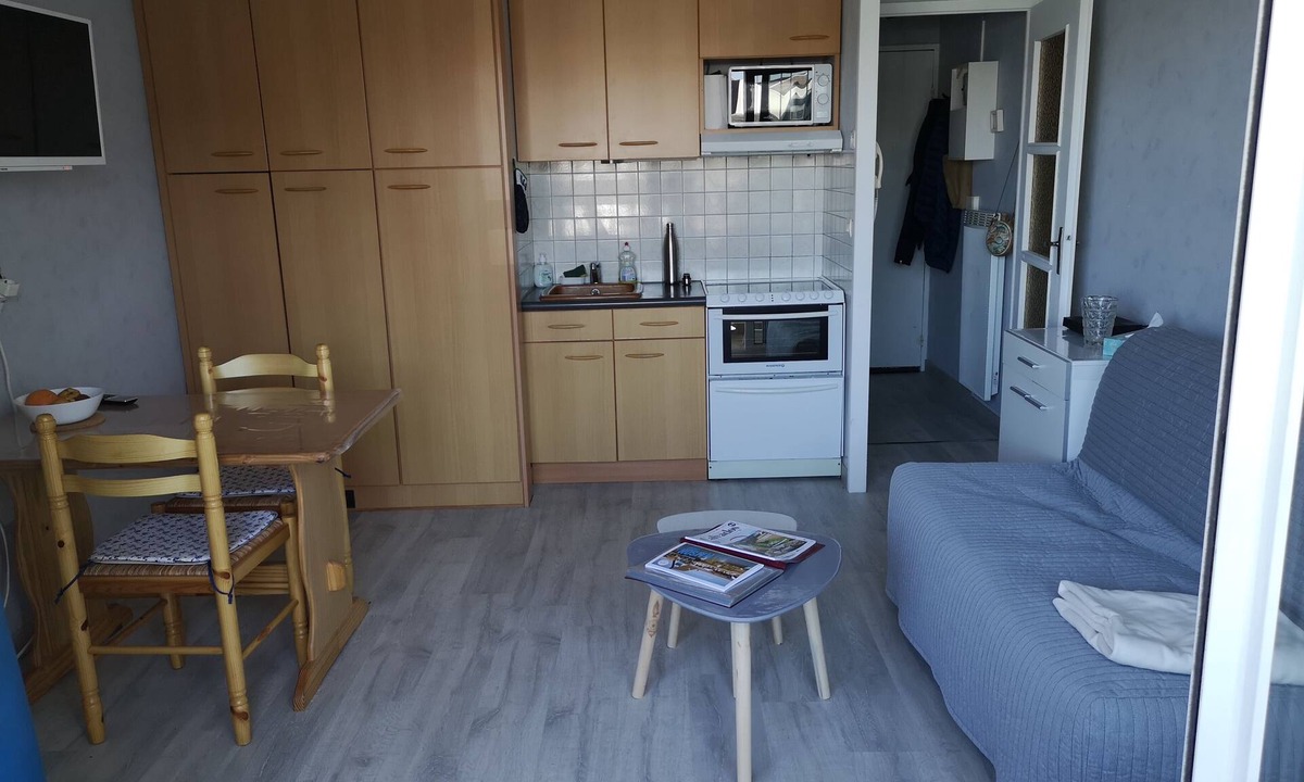 Courseulles-sur-Mer Condo | Joli Appartement Avec Chambre Séparée et Grande Loggia à 200m de la Plage