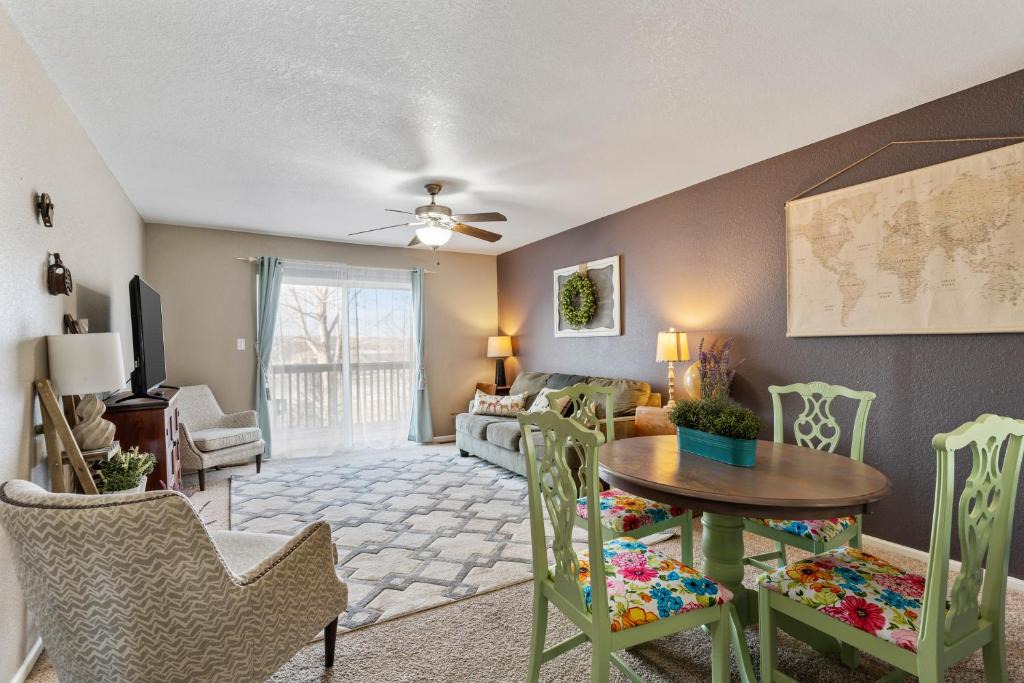 Manhattan House | King Bed, Garage and Free Parking, Scenic Deck KMN1213