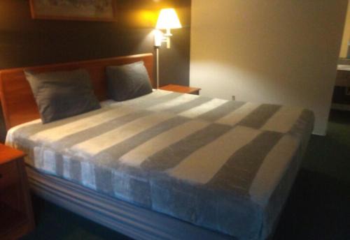 Livingston Apartment | King Bed Hotel Studio 138