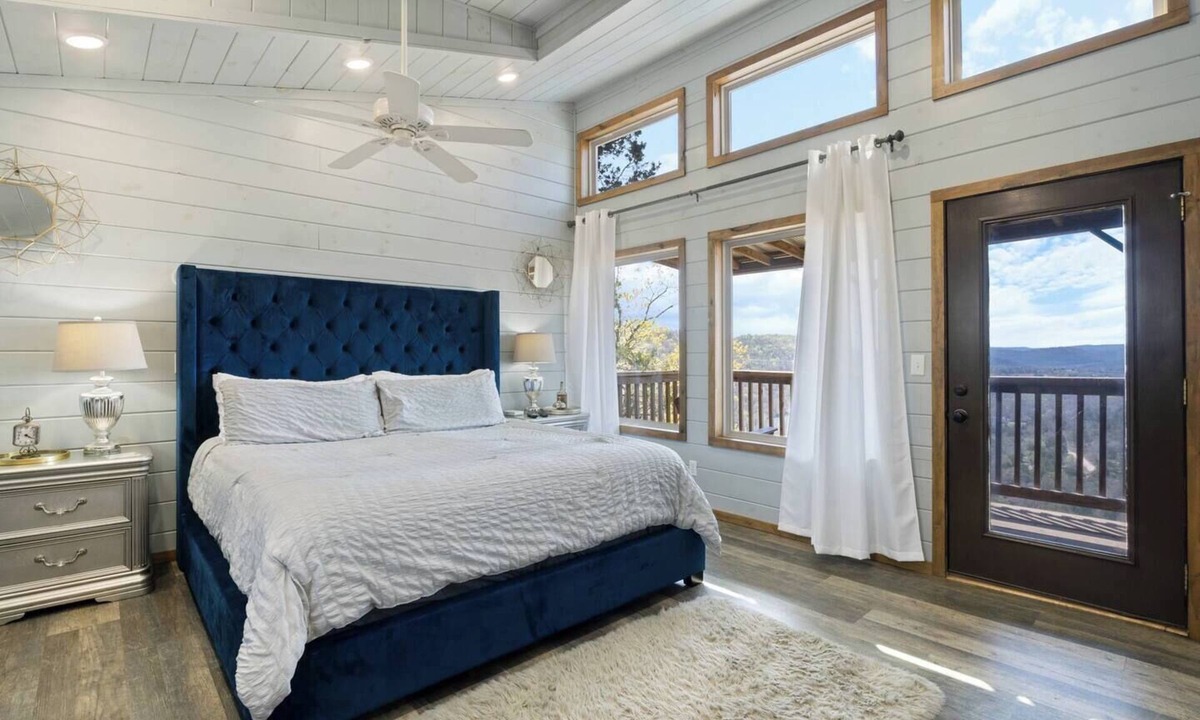Eureka Springs Apartment | King Bed, River View, Jetted Tub