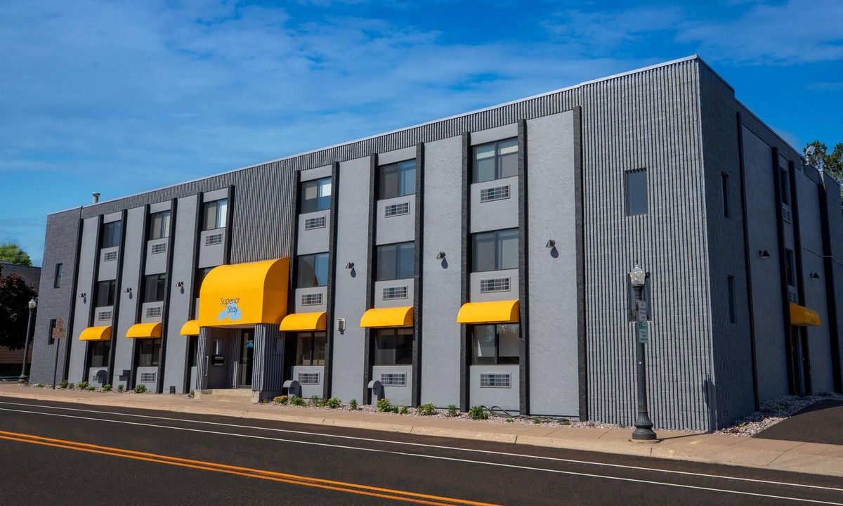 Marquette House | King Room w/Sleeper Sofa Sleeps 3 -Free Wifi - Steps to Superior Dome and NMU