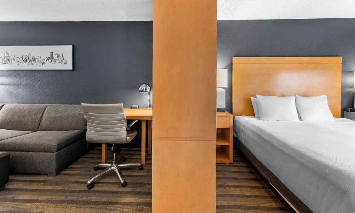 Gateway Apartment | King Studio & Pullout - Domain Area with a pool!