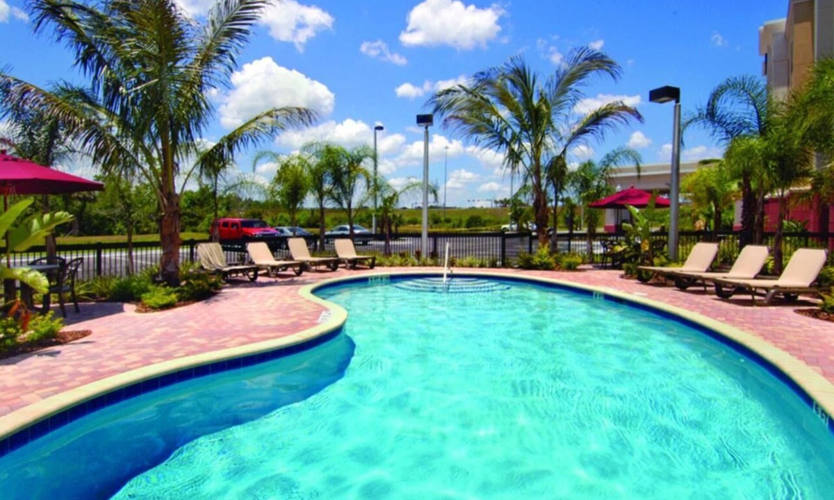 Wesley Chapel Hotel | King Study Suite w/Sofa Bed | Workspace + Fitness + Breakfast Included!