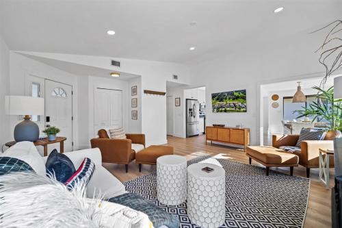 Palm Harbor House | KoKo Hut Golf Views Fenced Coastal Cottage