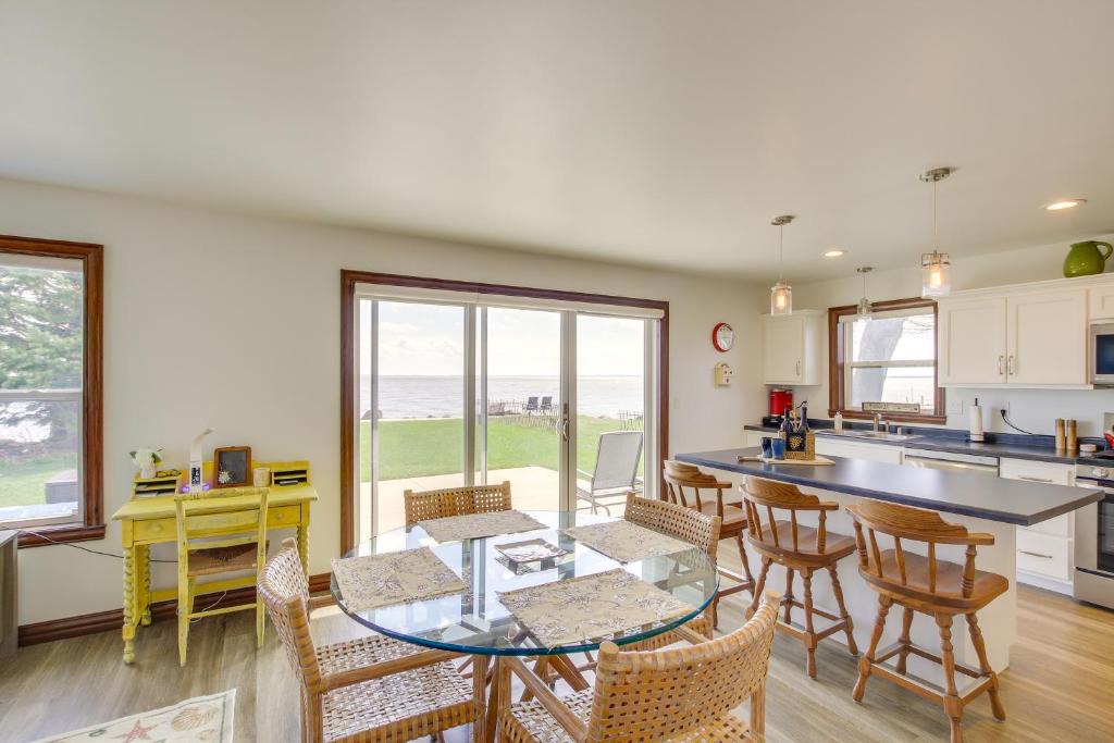 Oshkosh House | ‘La Petit Maison’ - Lakefront Oshkosh Home!