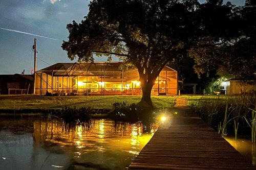 Lake Hamilton House | Lake Hamilton III - Heated Pool & Backyard Oasis ~ Kayaks ~ Lake Access ~ Theater ~ EV Charger