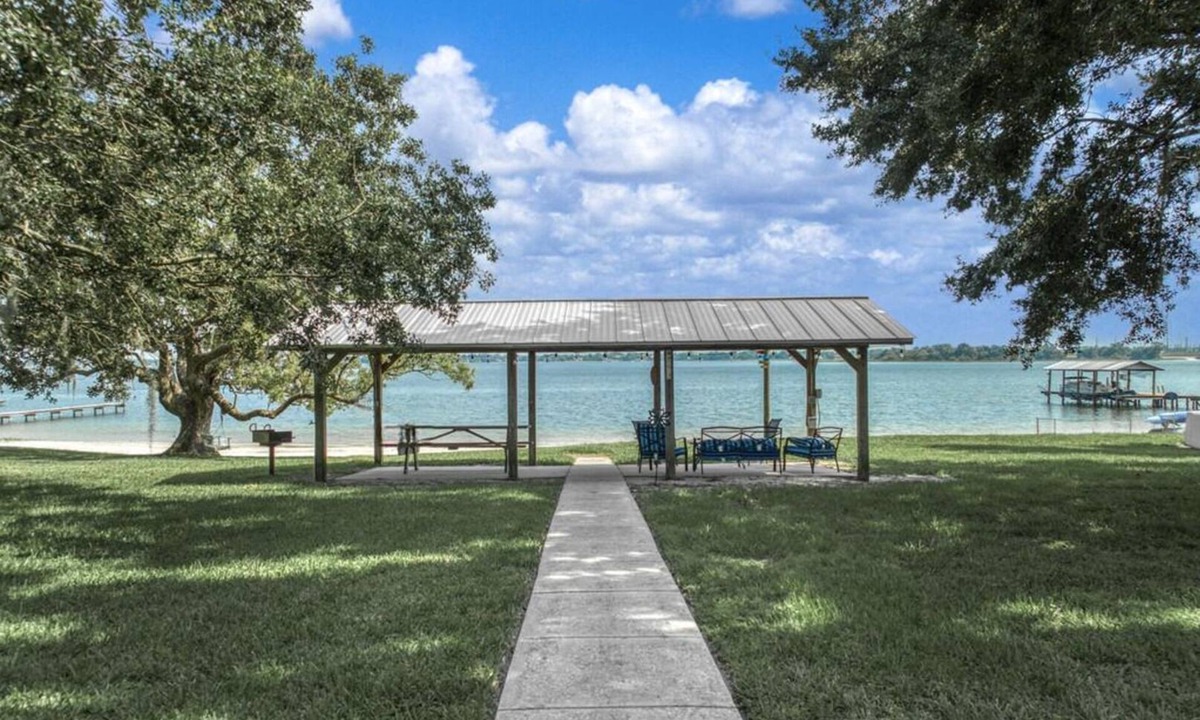 Florida South Atlantic Coast Apartment | Lakefront 1920s 1-bedroom/1-bath apartment at Villa Lotela - Apt. # 4