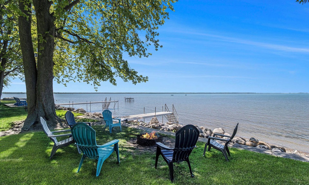 Pigeon Cottage | Lakefront 3-bedroom cottage on Sand Point with AC, WiFi, King bed, Firepit