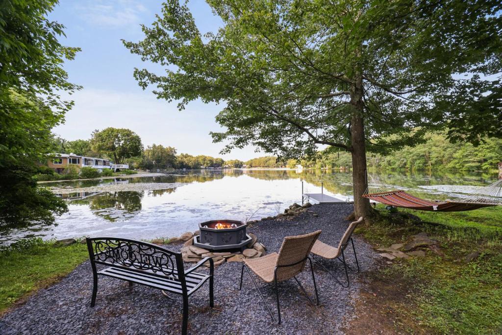 Saylorsburg House | Lakefront Haven Modern Cottage