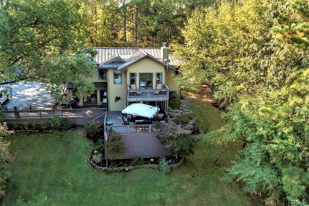 Mid America Cabin | Lakefront Luxury: Private Water Front Vacation Rental with Views Near Hot Springs, AR