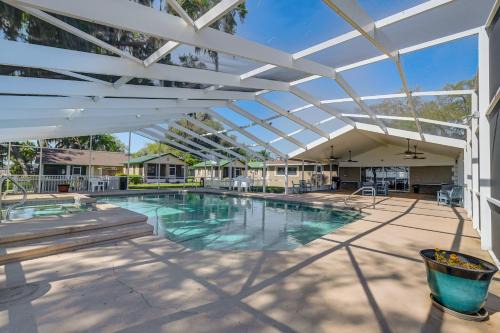 Hernando House | Lakefront & Poolside! Family Retreat in Hernando