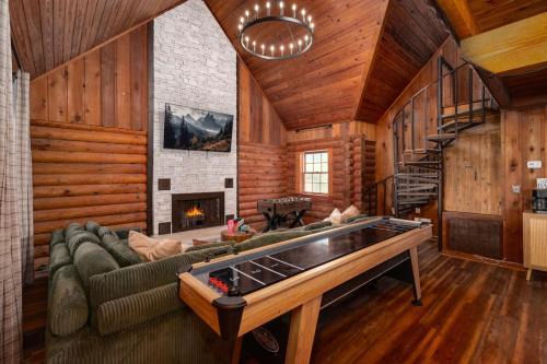Auburndale House | Lakeside Haven with Jacuzzi and Games