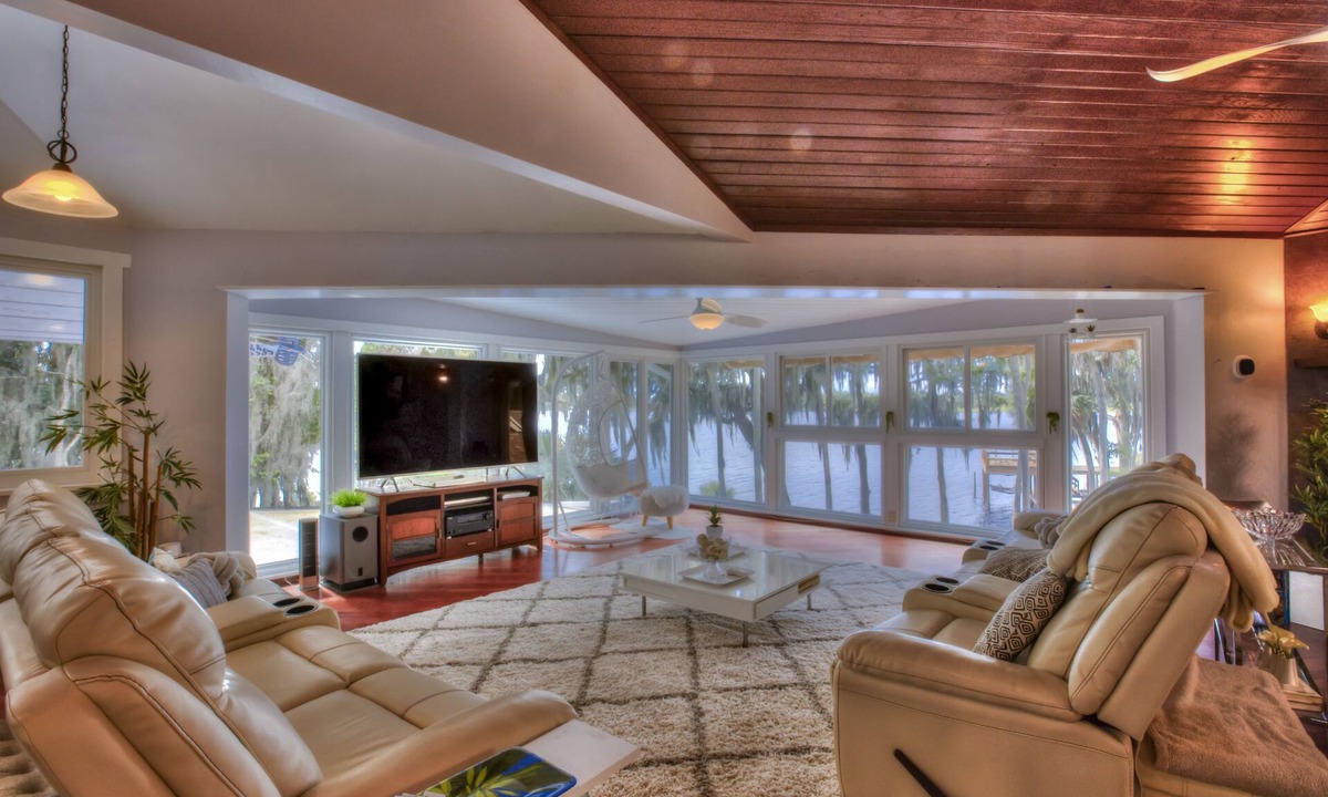 DeLand House | Lakeside w/private dock! Beaches 45 mins/Orlando MCO 1 hour/Ocala NF 15 mins