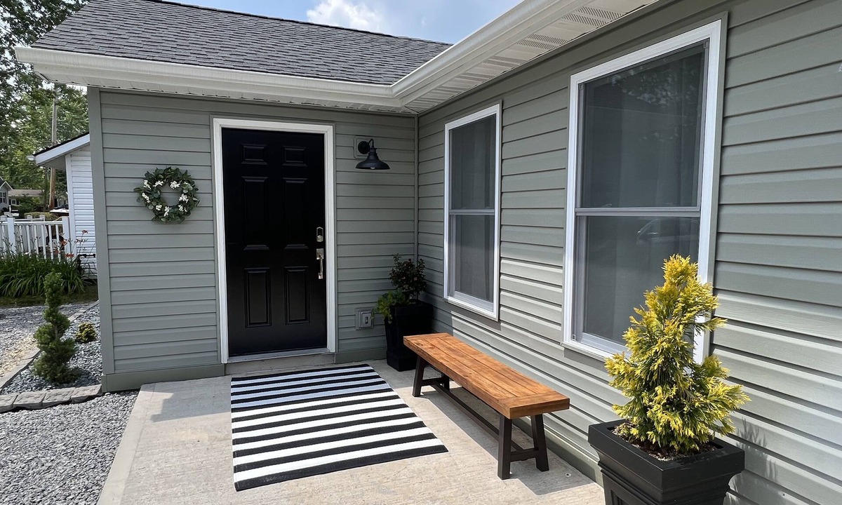 Craig Beach Cottage | Laketime Cottage Lake Milton OH. Wifi, Smart TVs fireplace, bikes, paddle board.