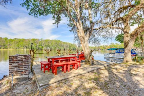Chiefland Apartment | Lanai & Fire Pit: Riverfront Studio in Chiefland!