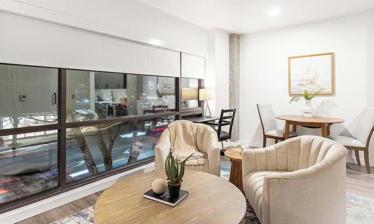 Crown Hill Apartment | Landing | Stunning 1BD, Gym