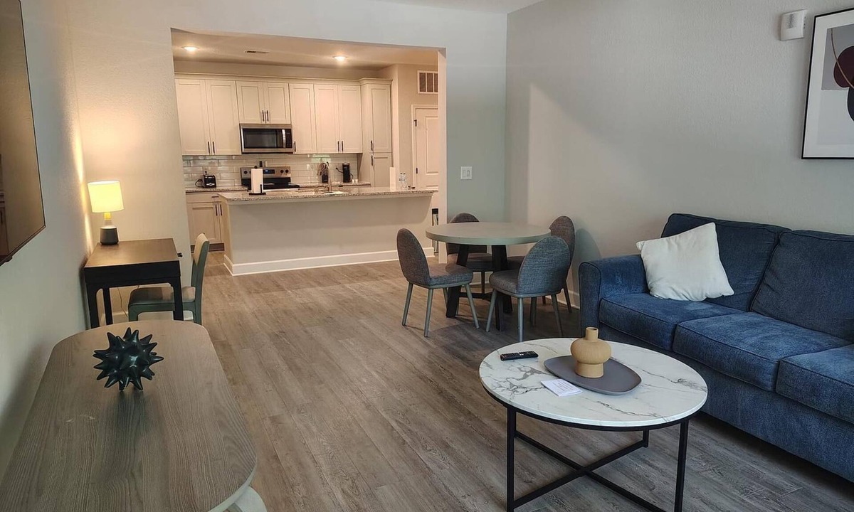 Newberry Apartment | Landing | Stunning 3BD, Gym, Pool