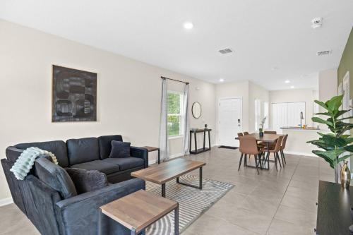 St. Augustine House | Large 3BR Townhome| Pool | Gym | Close to Beach.