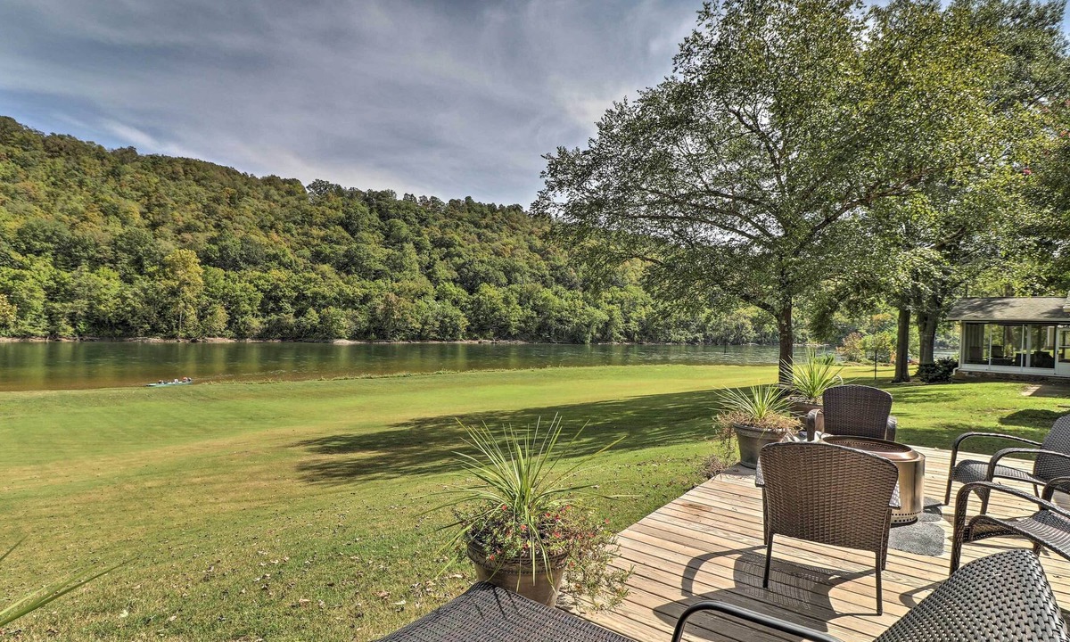 Lone Rock House | Large Home on White River w/ Fire Pit & Grill!