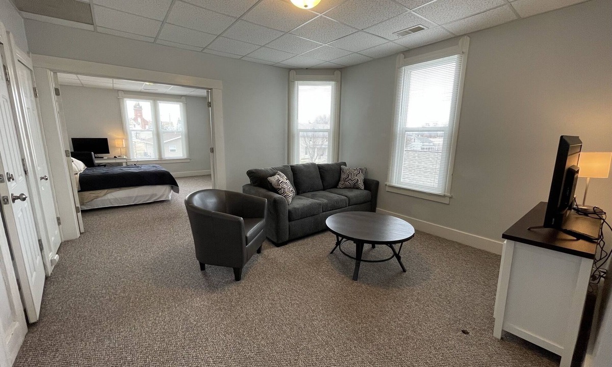 Quincy Apartment | Large Updated Upper 1-bedroom East Facing w/Wi-Fi