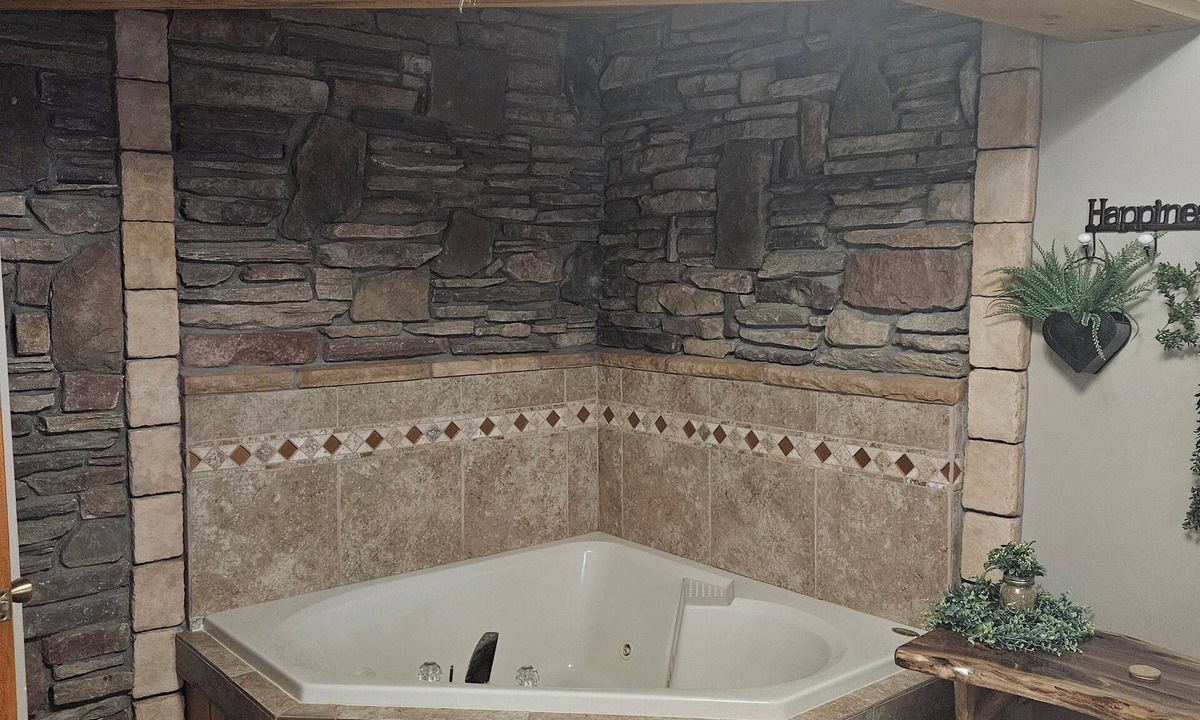 Bristolville House | Ledgestone Farms-Quiet Country Apartment