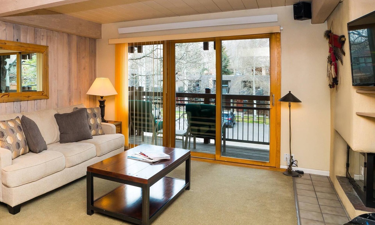 Aspen Condo | Lift One - Rustic second floor one bedroom with balcony