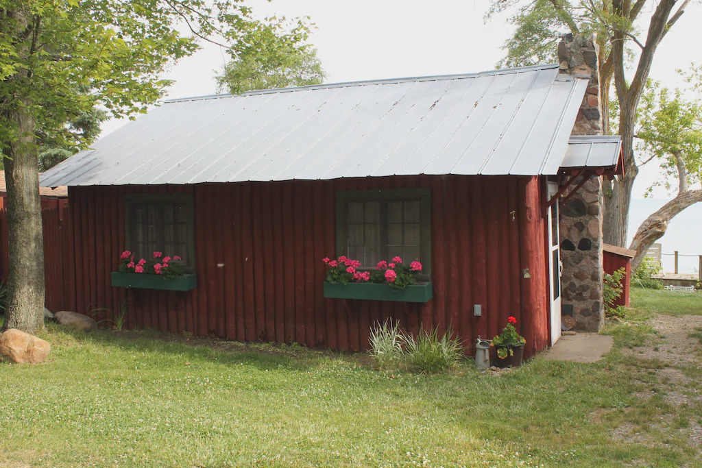 Port Hope Cabin | Lightkeepers Vintage Cottage 7