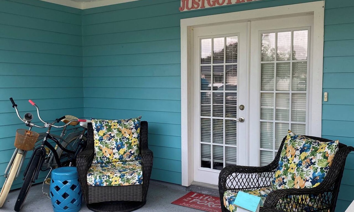 Sleepy Hollow Cottage | Looking to Just Get Away? Cute Cottage with Pool. Close to the Beach!