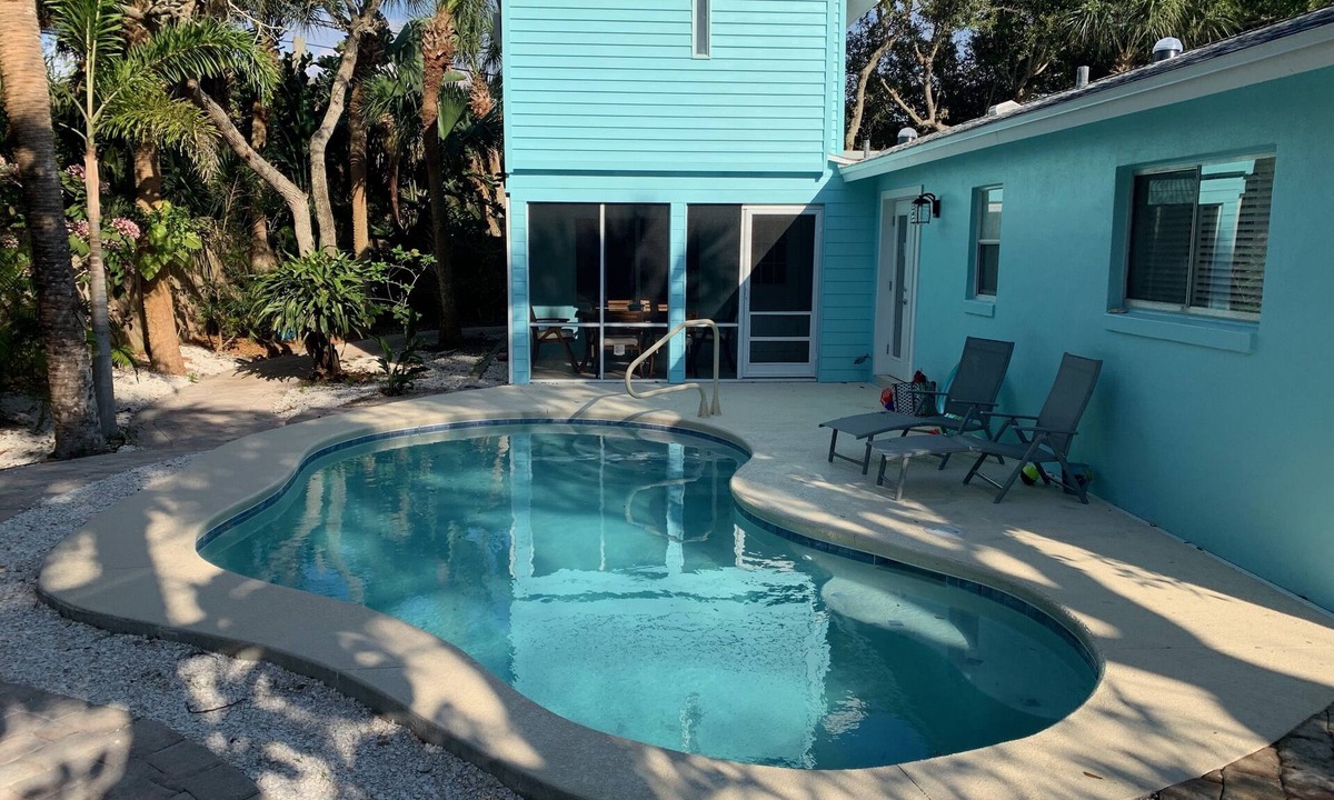Summerplace House | LOWERED FALL RATES! 5 star 5 bed home + pool + tropic setting + 1 block to beach