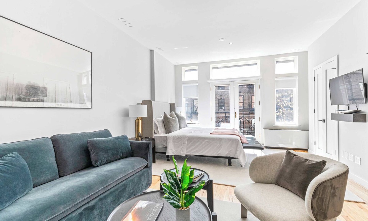 Upper East Side Apartment | Luxe Studio with Charming Juliet Balcony