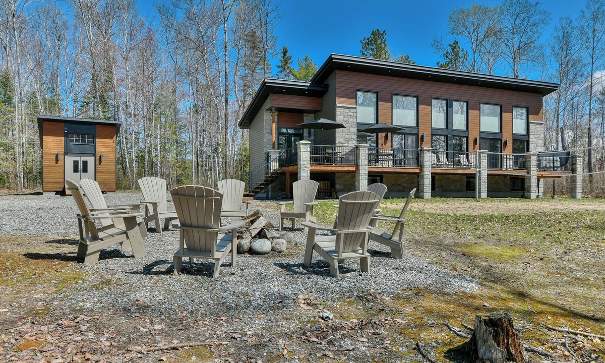 Grand-Remous Ski Chalet | Luxueux chalet, bord de lac, 8 chambres, spa, plage & quai privé. 21 personnes.