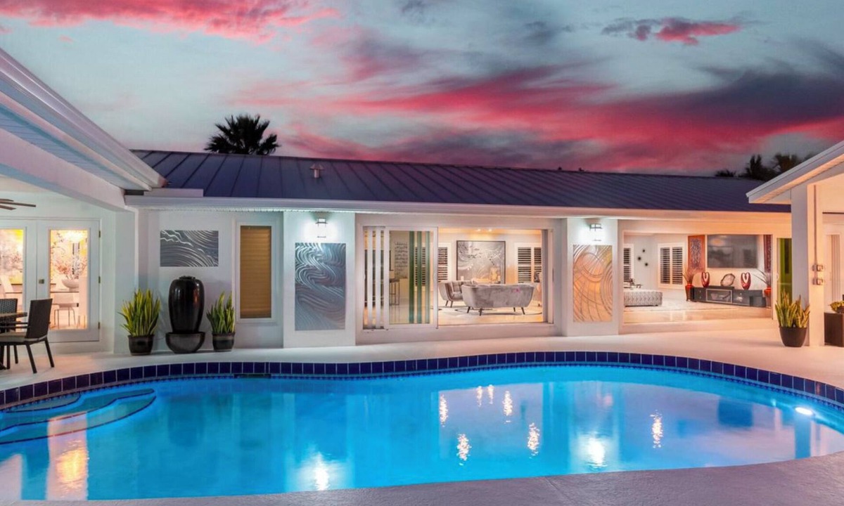 Cocoa Isles Country Club House | Luxurious Cocoa Beach Retreat