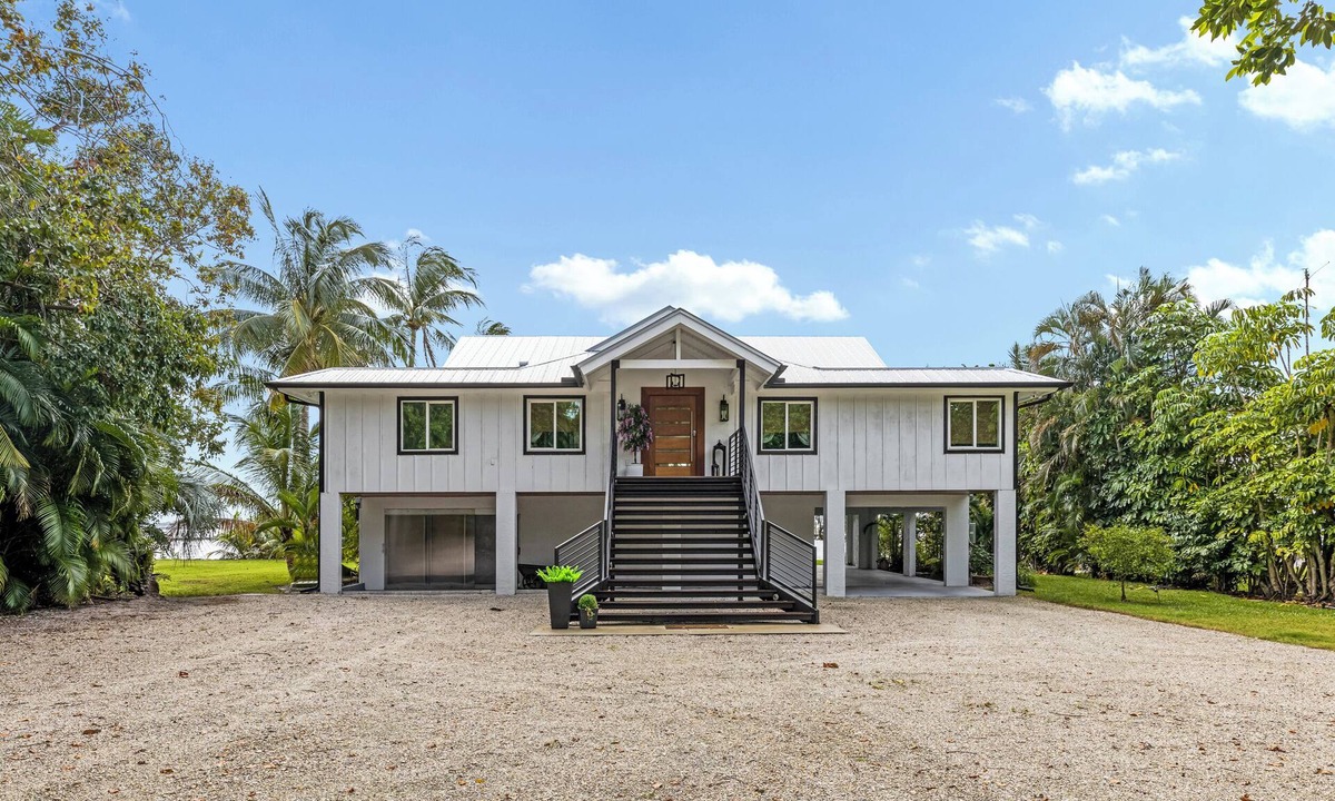 Rio House | Luxurious Dockside Jensen Home with Guest House