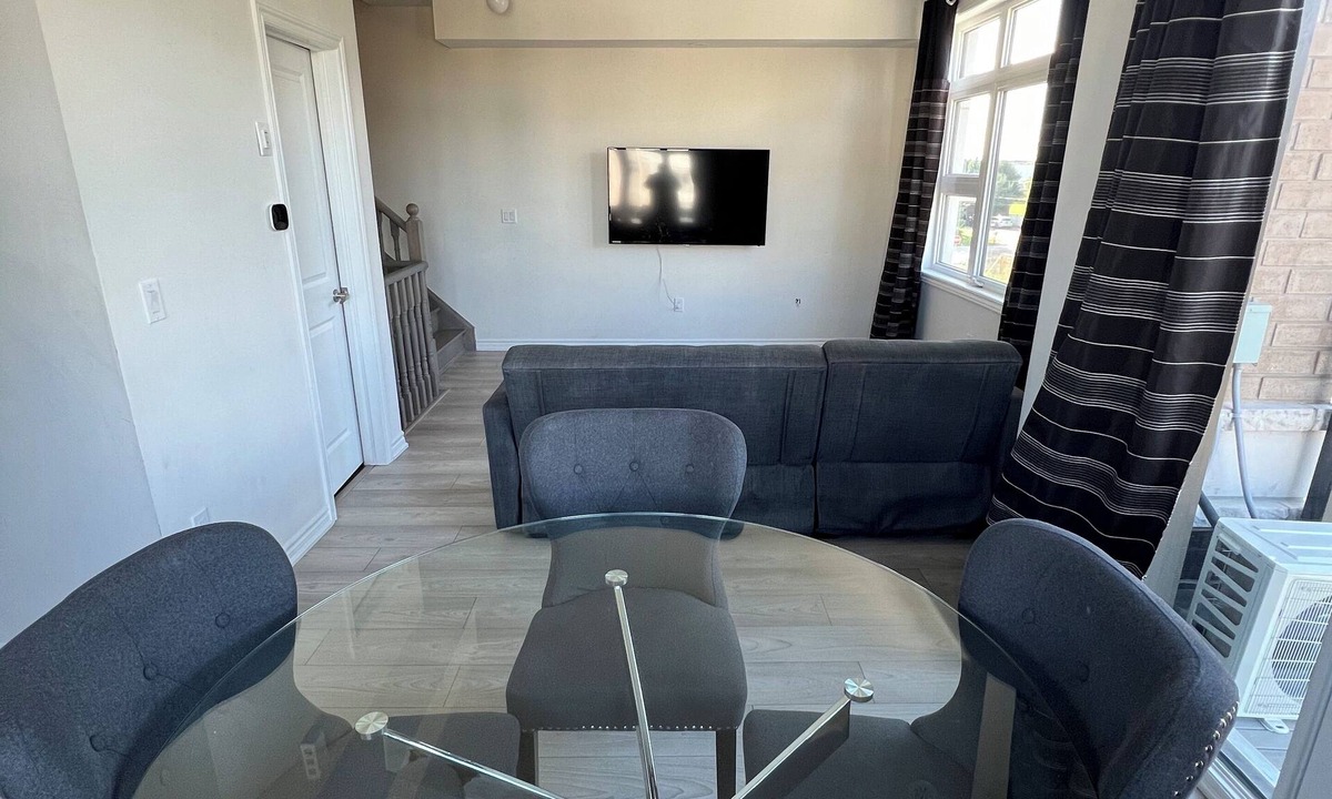 Brampton House | Luxurious townhouse condo yyz