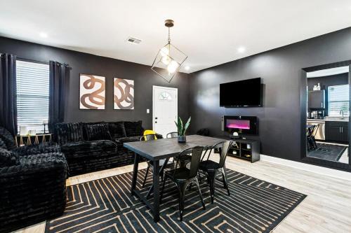 Florida Area Apartment | Luxury 5BR Designer Stay and Stylish NOLA Getaway