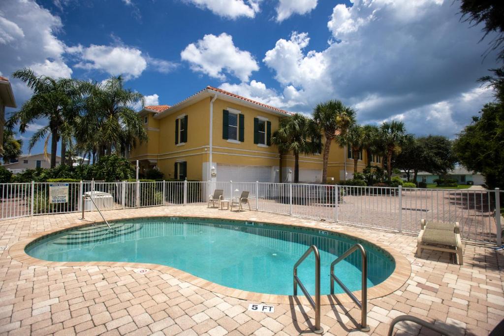 Cearra Del Ray Villa | Luxury Cearra Del Ray Townhome Seconds to Beach 2-Car Garage