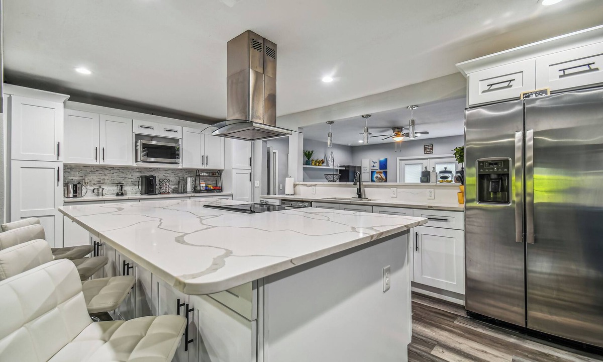 Brandon House | Luxury Modern spacious 5Bedroom/3Bathroom, Theater room a game room and pool.