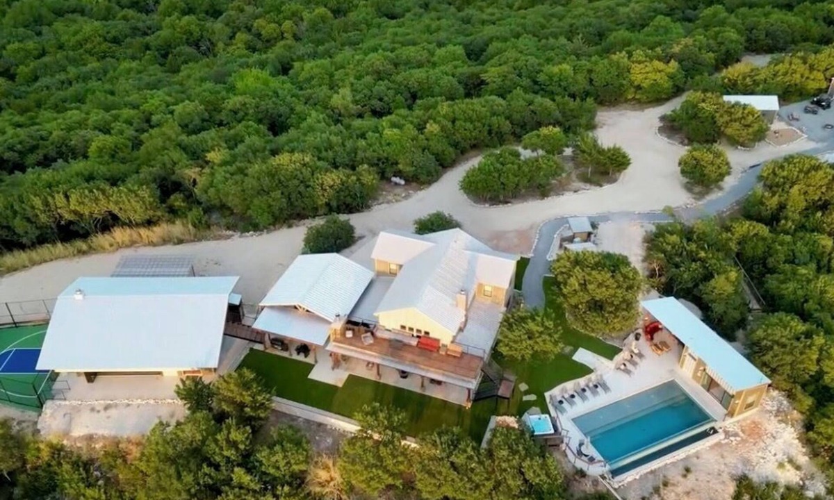 Muenster House | Luxury North Texas Retreat-PARTIAL Rental for 16-Pool/Spa/Sports Courts/Views